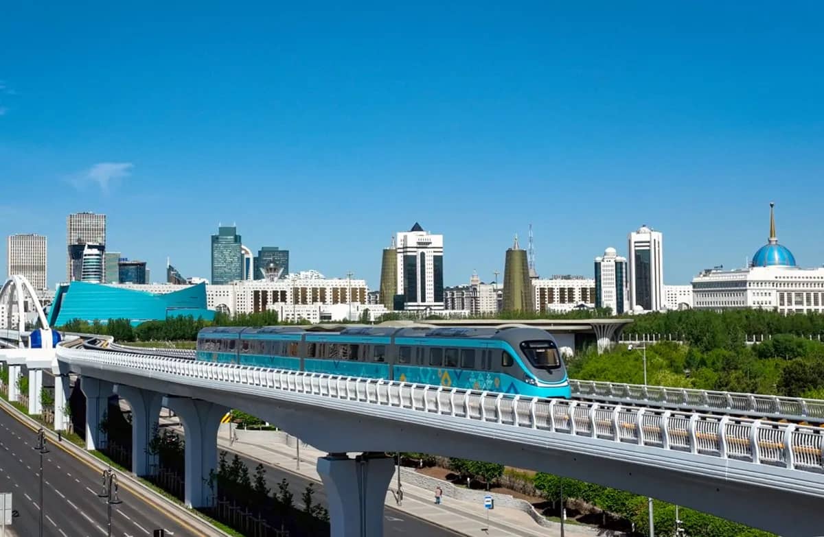 Тежегішті басқан: Астанада жолаушының кесірінен LRT тоқтап қалды (ВИДЕО)