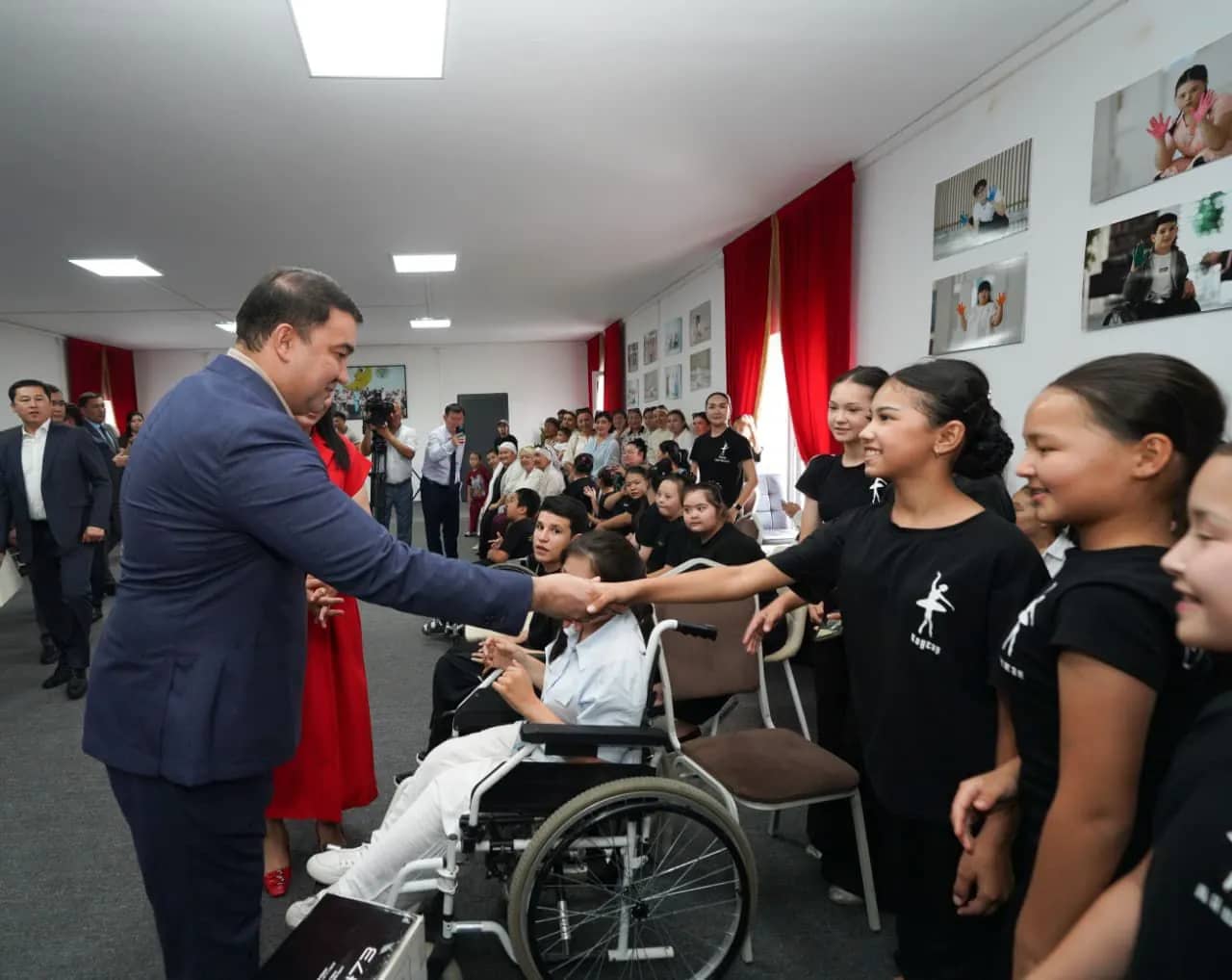 Түркістан облысының әкімі «Дара ұрпақ» инклюзивті театрына сыйлық тарту етті