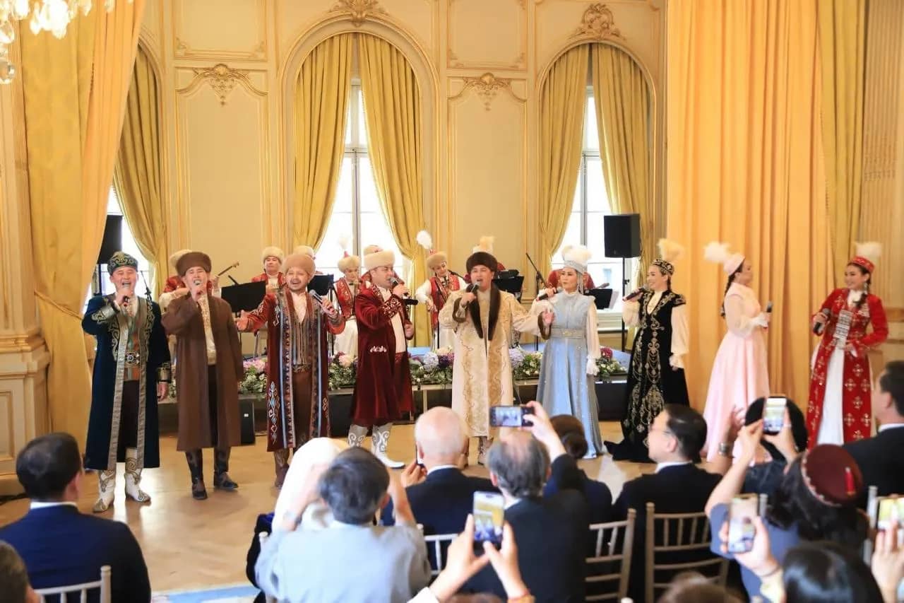 Париждегі қазақ мәдениеті: Сыр өңірінің өнерпаздары концерт берді