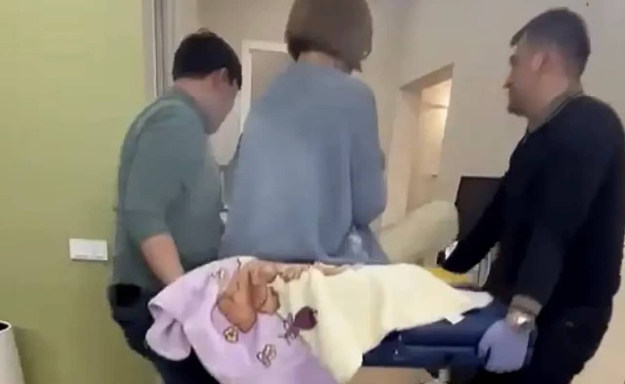  Пела мантры. В суде показали видео обыска в квартире Гульнары Бажкеновой