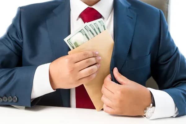 Кегенде экс-мемлекеттік қызметкер 20 млн теңгеден астам қаражатты алаяқтықпен иемденді деген күдікке ілінді