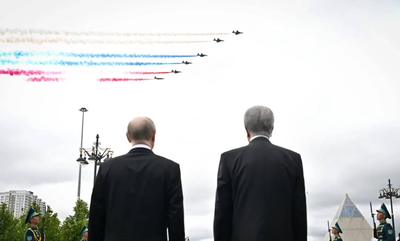 Путиннің құрметіне елорда аспанында әскери ұшақтар Ресей туын бейнеледі