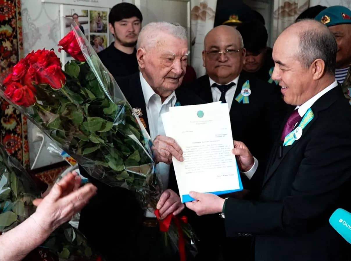 БҚО-да облыс әкімі майдангерлерге Мемлекет басшысының мерекелік құттықтауын жеткізді
