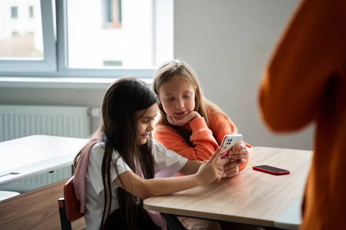 Елімізде оқушыларға сабақ кезінде және үзілісте телефон қолдануға тыйым салынбақ