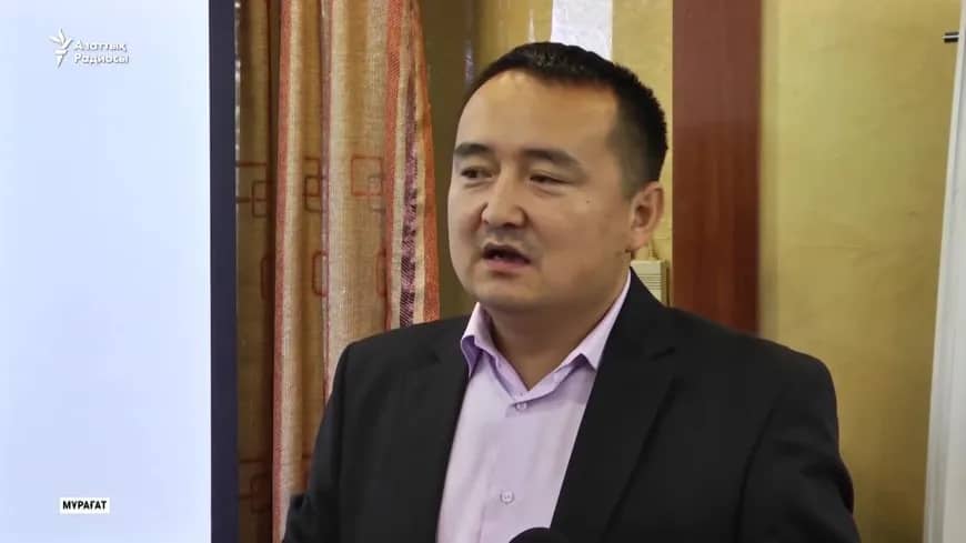 Серікжан Біләштың лаңы: америкаға қашып кеткен белсенді әкесінің үйіне полиция тінту жүргізгенін айтты