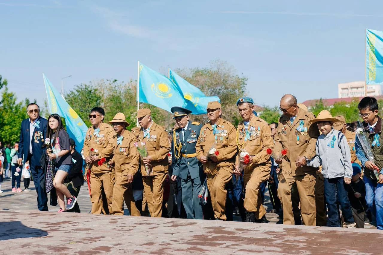 Атырауда Жеңіс күні аталып өтті: Мәңгілік алауға гүл шоқтары қойылды
