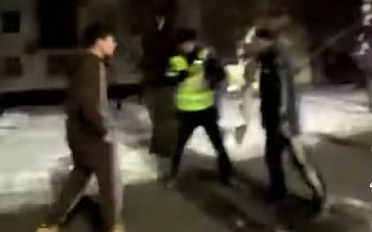 Алматыда жастар мен полицейлердің төбелесі видеоға түсіп қалған