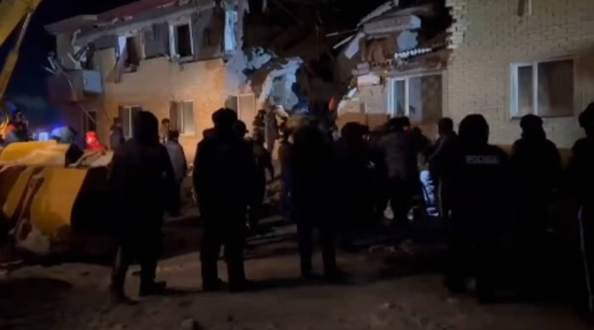 Қарағандыда пәтер жарылып, тұрғындар үйінді астында қалды