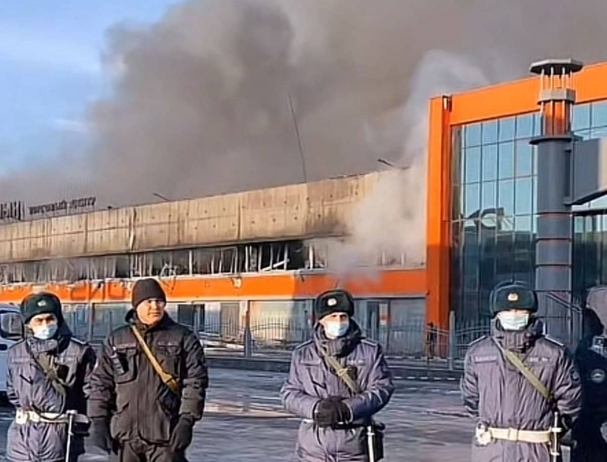 Семейде түнгі үштен бері үлкен сауда орталығы өртеніп жатыр