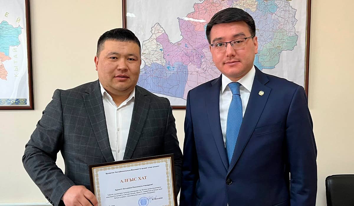 БҚО ақ түтек боранда жолда қалған азаматты құтқарып қалған ауыл әкімі марапатталды