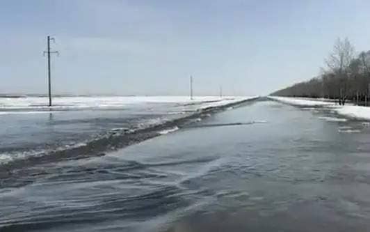 Алматыда жаңа ғана төселген асфальт жабынын су шайып кетті