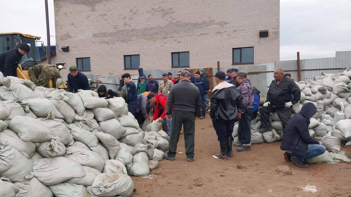 БҚО су тасқыны: Орал қаласында құм толтырылған 125 мың қапшық дайындалды