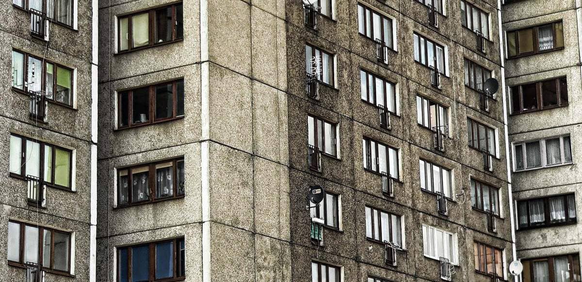 Павлодарда 4 жасар қыз бесінші қабаттан құлап кетті