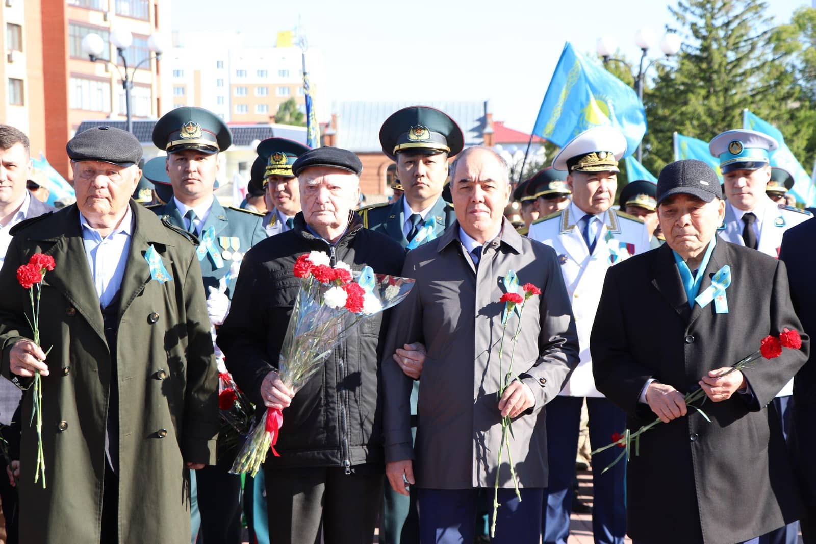 Батыс Қазақстан облысының әкімі ардагерлерді Жеңіс күнімен құттықтады