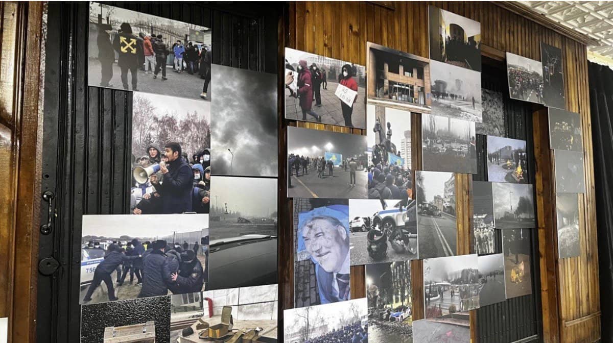 Алматыда қаңтар оқиғасының құрбандарын еске алуға арналған көрме өтіп жатыр