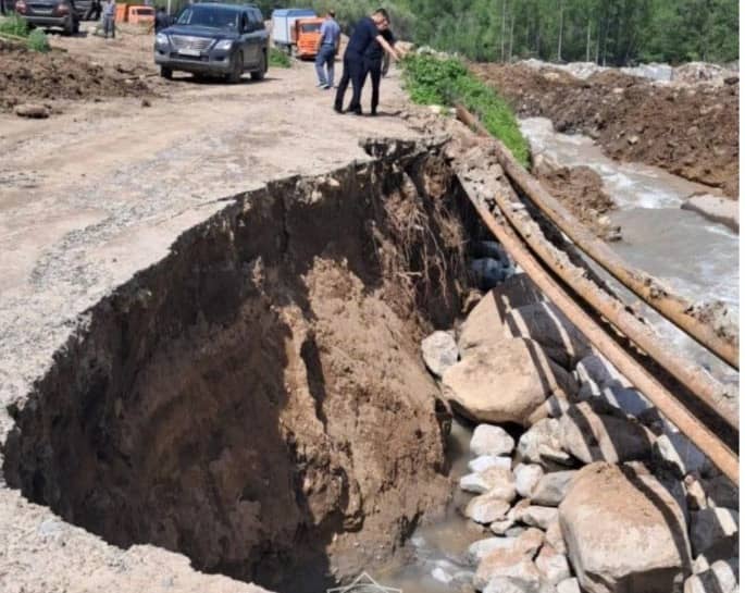Алматы қаласындағы Ақсай бөгетіне жақын автожолды топырақ басып қалды