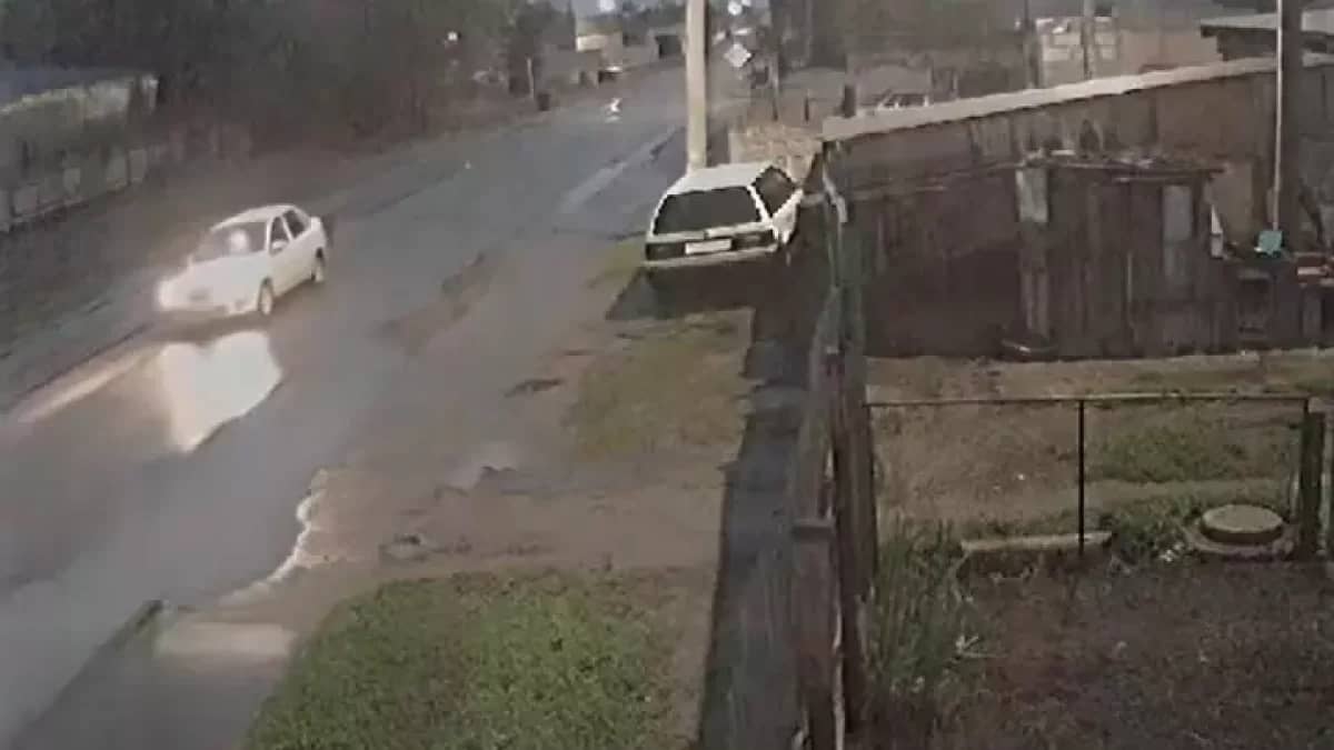 Павлодарда әлдекімдер көлікке оқ жаудырған