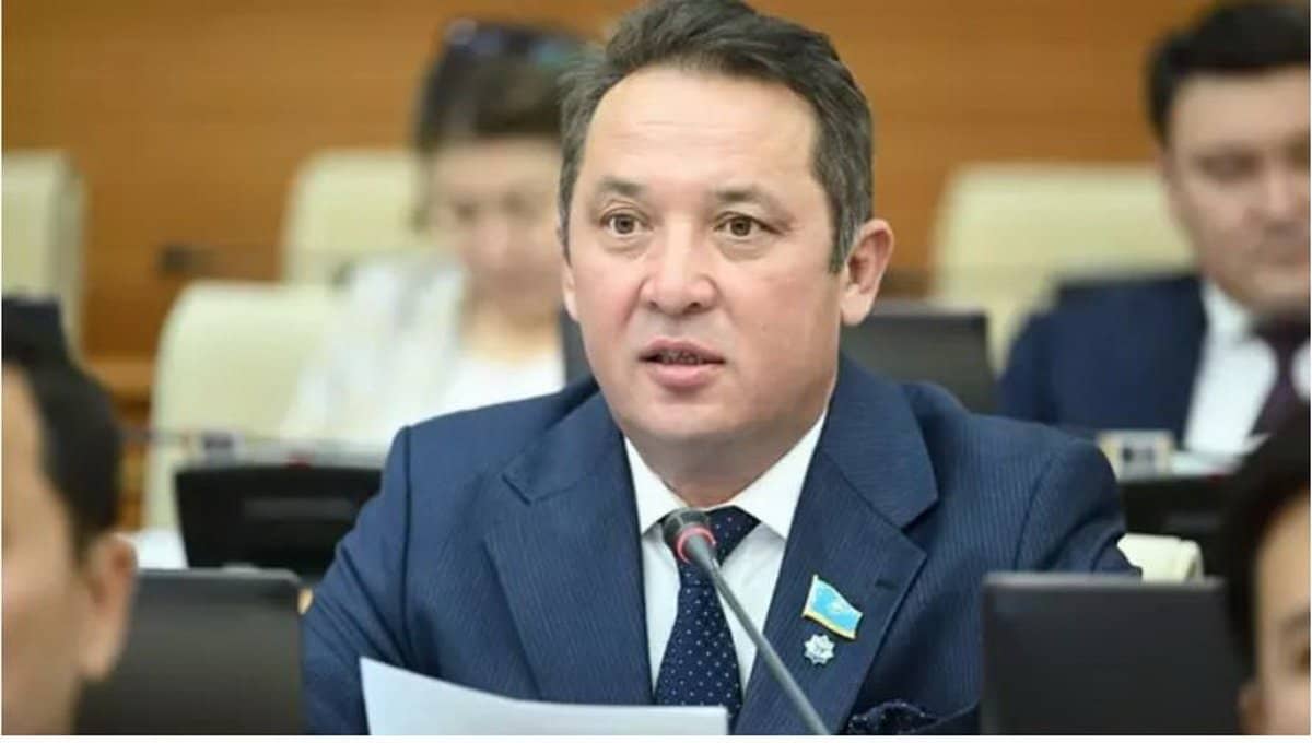 «Депутат мәртебесіне сай емес»: Асқар Садықов Парламенттен қуылды