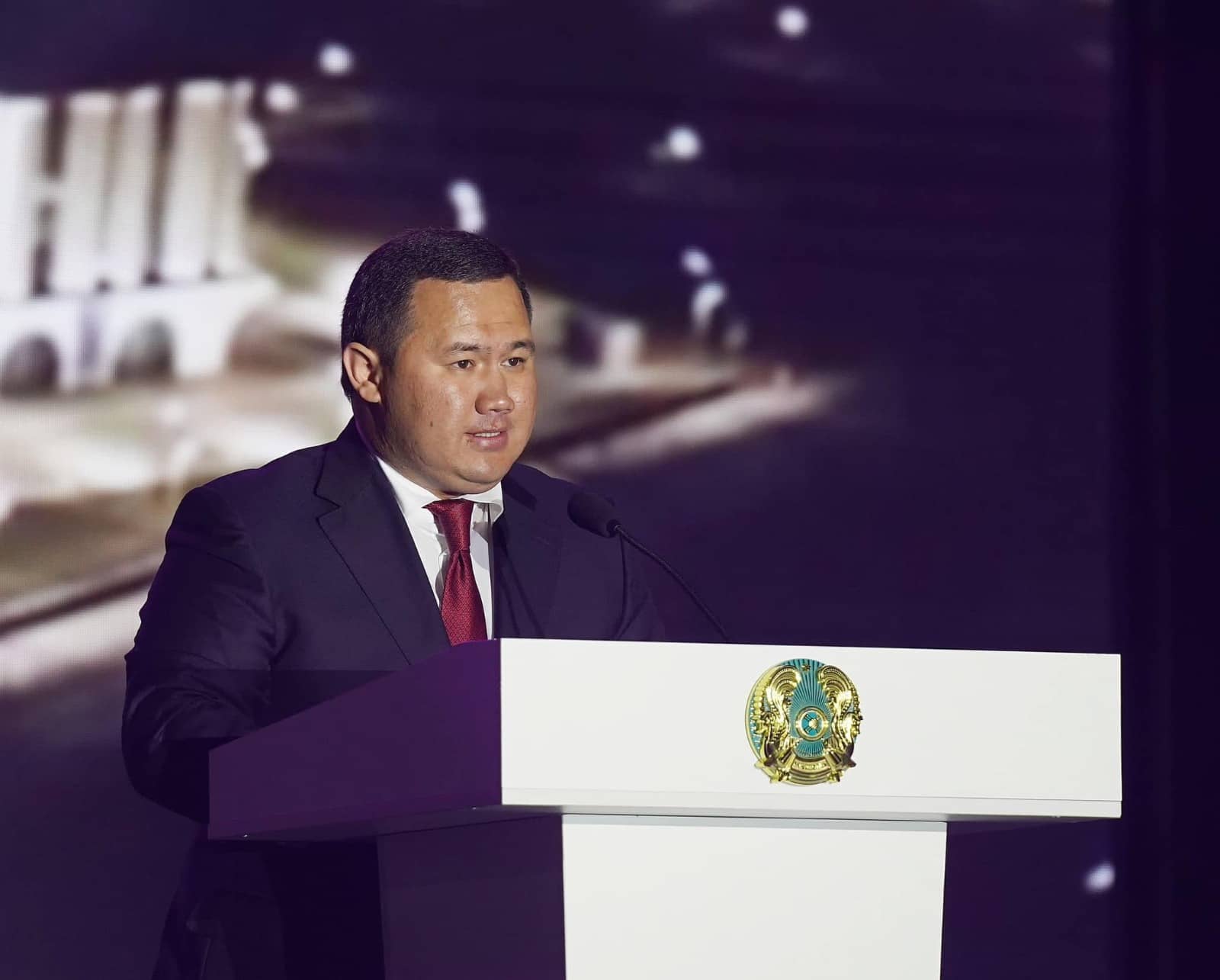 Еңбек адамдары марапатталды: Түркістанда қала күні мерекесіне арналған гала-концерт өтті