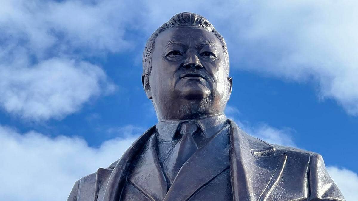 Елімізде көзі тірі тұлғаларға ескерткіш қоюға рұқсат етілді
