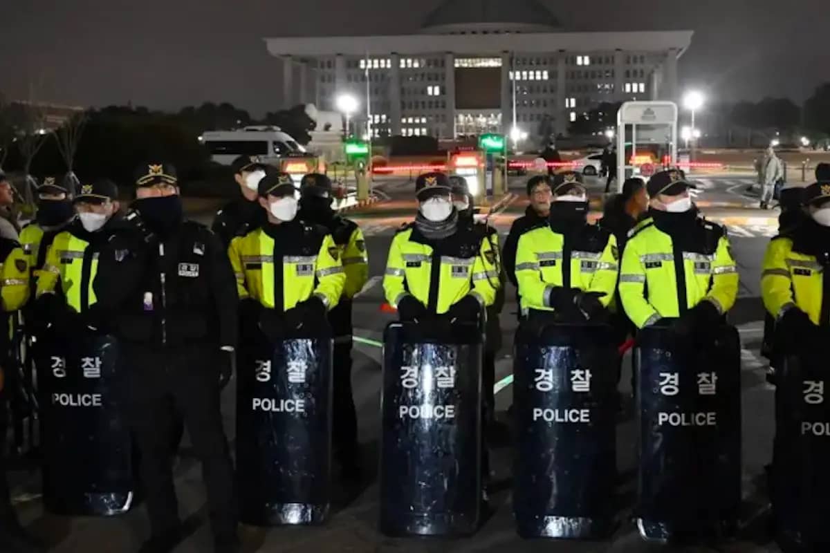 44 жылдан кейінгі дүрбелең: Оңтүстік Корея азаматтық соғыстың алдын алу үшін әскери режимге көшті