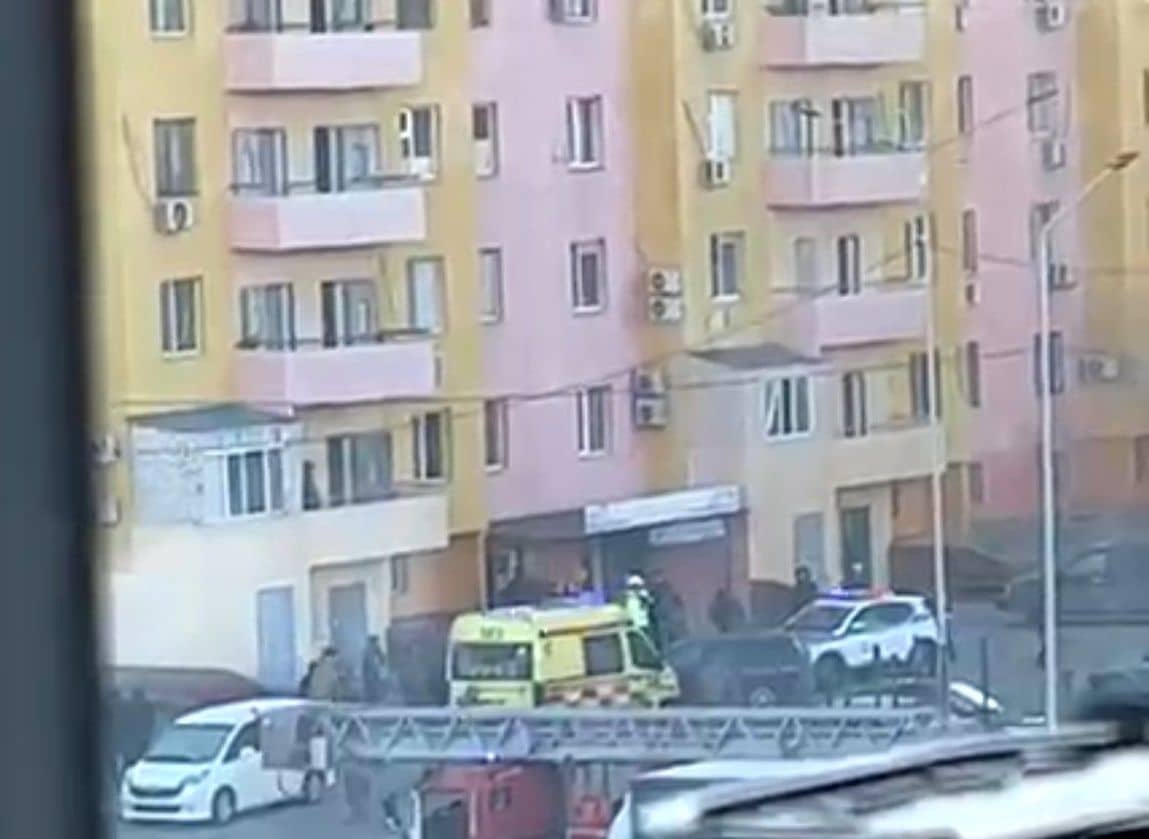 Көпқабатты үйдің алдынан әйел адамның мүрдесі табылды