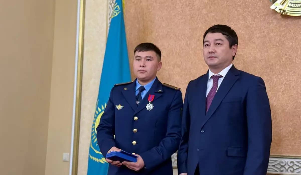 Президент жарлығы: Маңғыстау облысының әкімі ұшақ апатында жолаушыларды құтқарған адамдарды марапаттады