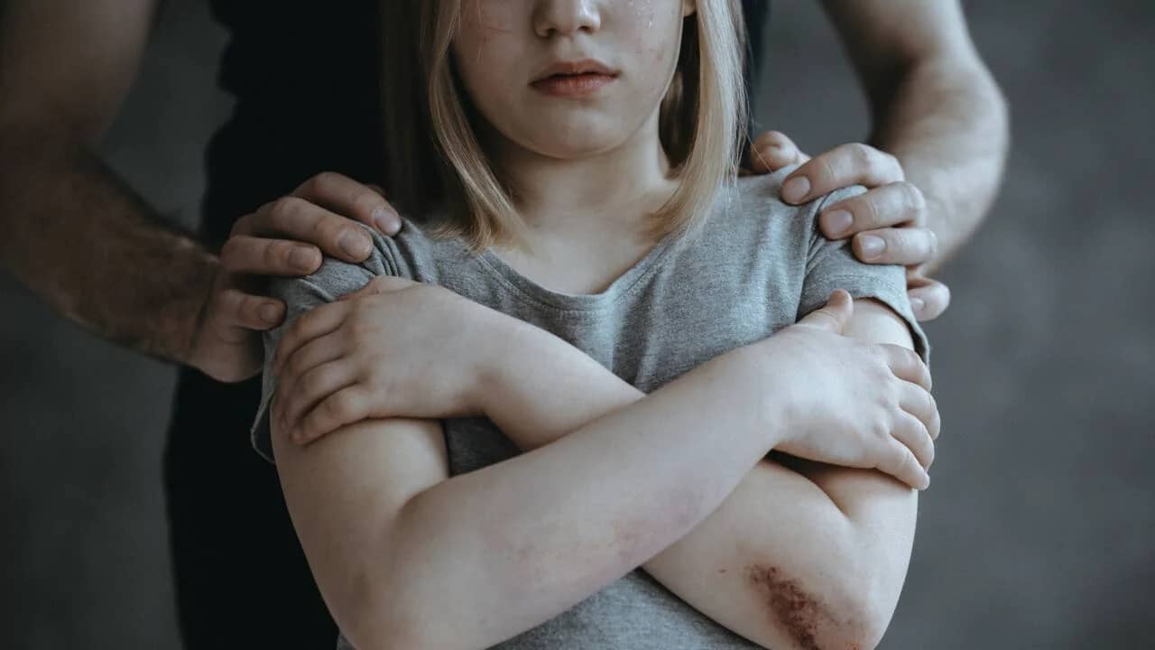 "Педофил құрбанын алыстан іздемейді": балалардың жыныстық тәрбиесі жөніндегі маман педофилдерді танудың қыр-сырын айтты