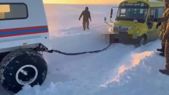 Қостанай облысында жарысқа бара жатқан балалары бар екі автобус қар құрсауында қалды
