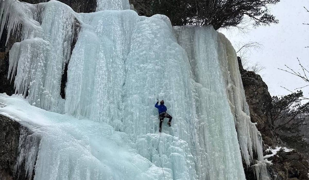 Құздағы қаза: альпенист қар көшкінінің астында қалған жолдастарының мүрделерін өзі тауып шығарды