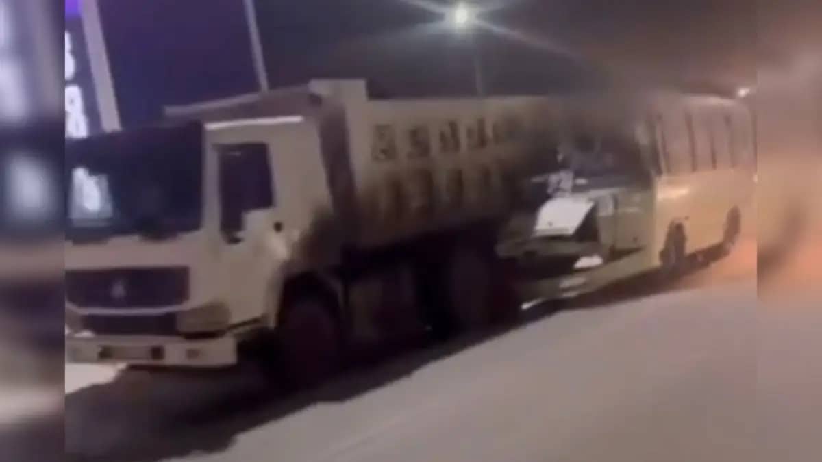 26 жастағы адам қаза болды: автобус пен жүк көлігі соқтығысты (ВИДЕО)
