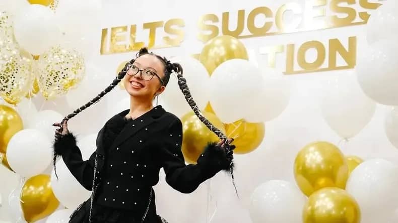 «Мен IELTS емтиханын 20 рет тапсырғанмын»: 17 жастағы қазақ қызы IELTS-тан рекордтық ұпайды қалай жинағанын айтты