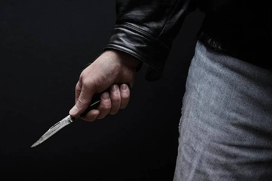 Талдықорғанның тексіздері: бір топ адам жас жігітті мойнынан пышақтап кетті (ВИДЕО)
