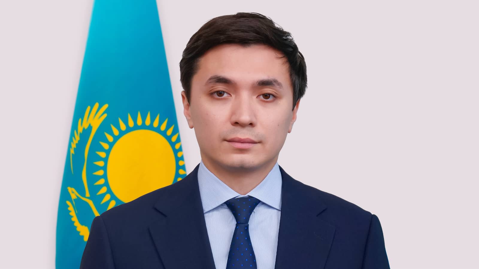 «Осылай тырысу керек»: Олжас Бектенов вице-министрді мақтады