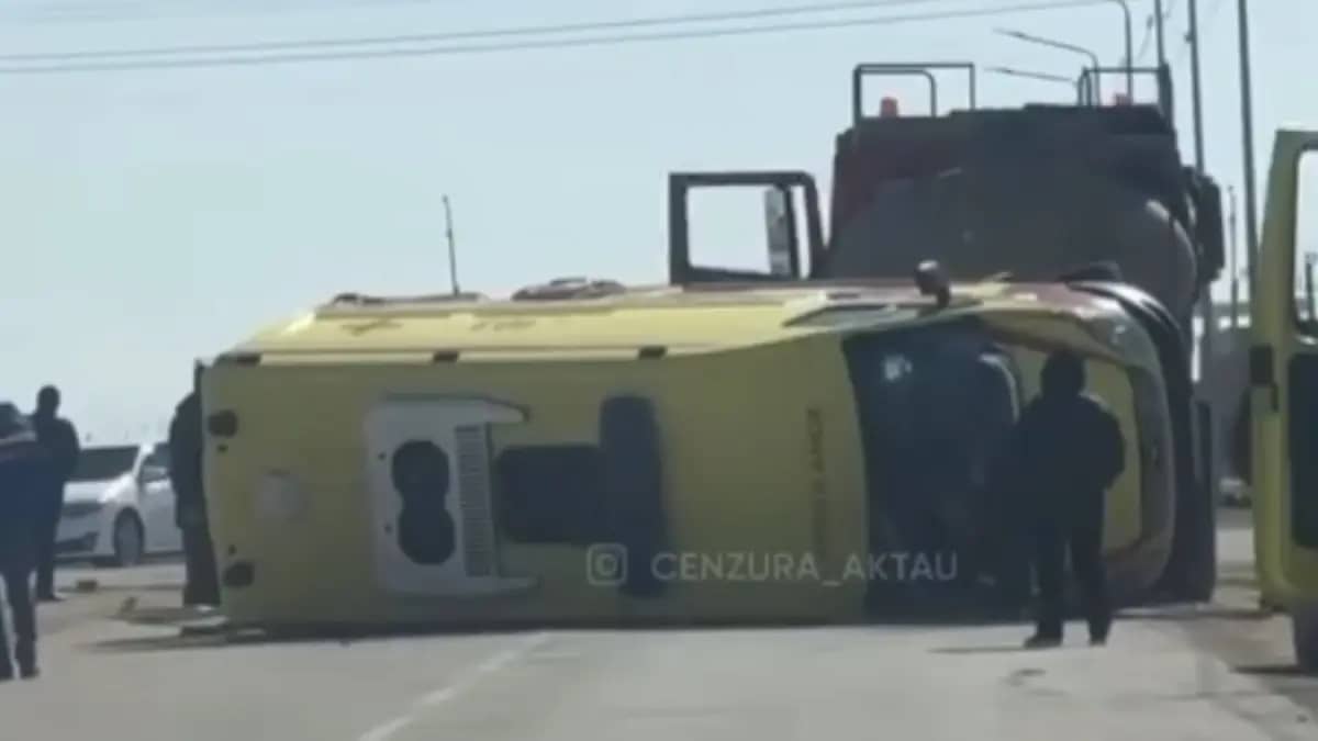 Маңғыстау облысында жедел жәрдем көлігі аударылып қалды (ВИДЕО)