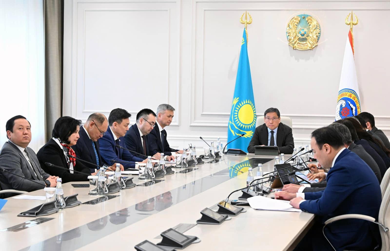 Жол жөндеудегі жемқорлық: Досаев сыбайлас жемқорлыққа қарсы іс-қимыл мәселелері жайында кеңес өткізді