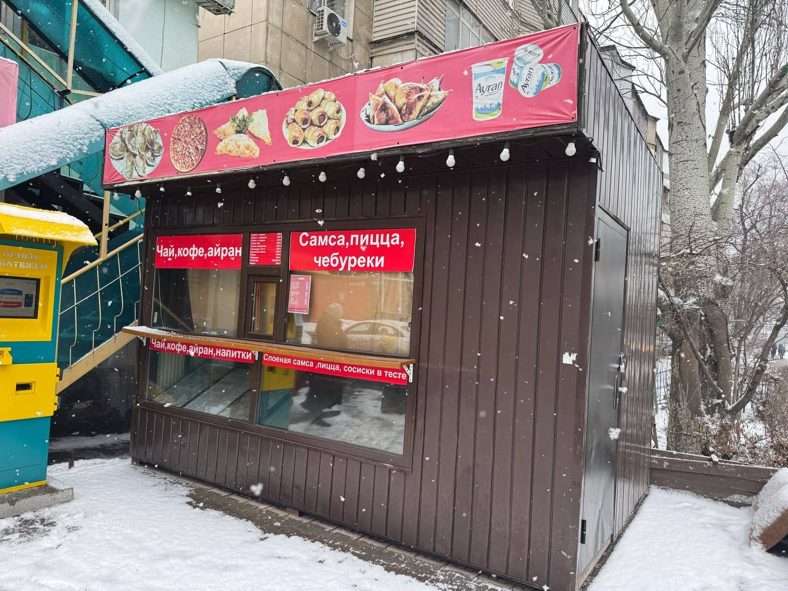 Алматы әкімінің тапсырмасымен Медеу ауданында 13 заңсыз дүңгіршек сүрілді