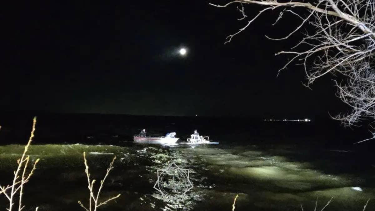 Бурабайда оқушылар қайықпен бірге суға кетіп қала жаздады