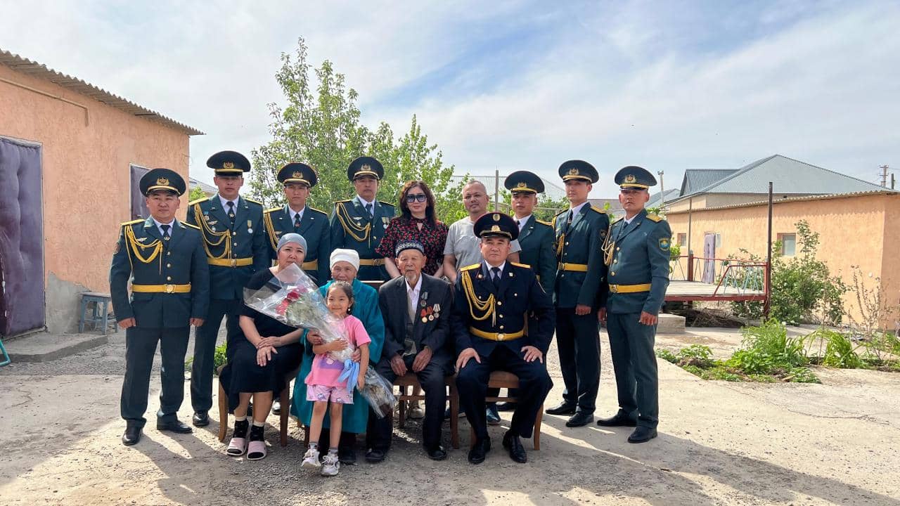 Ұрпақтар сабақтастығы: Сыбайлас жемқорлыққа қарсы қызмет тыл ардагерін Жеңіс күнімен құттықтады