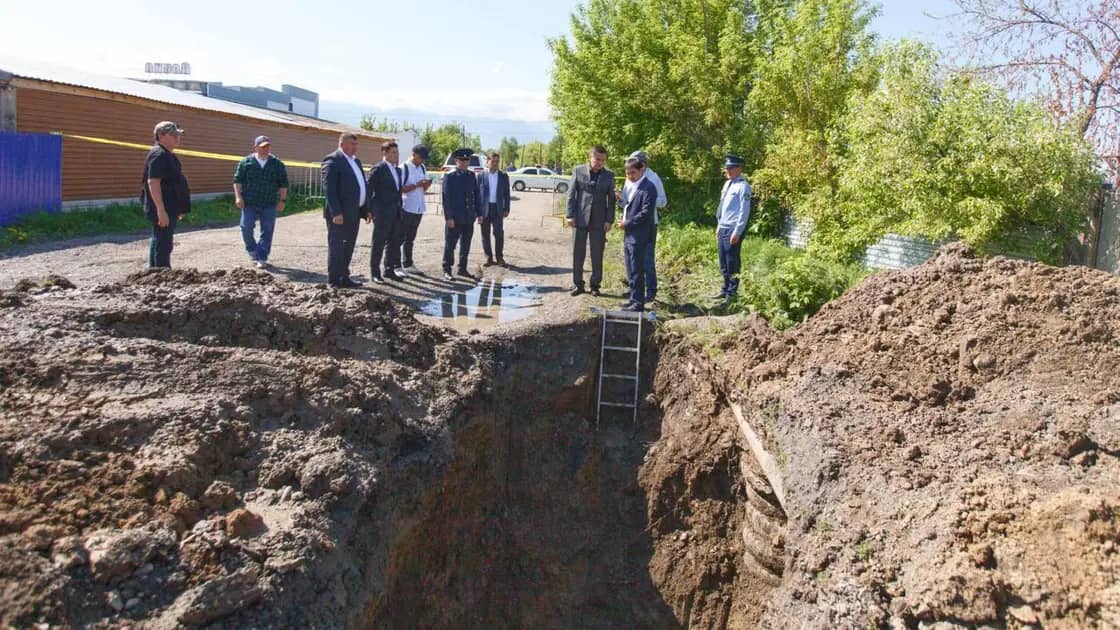 Топырақ опырылып, екі адам мерт болды: ШҚО әкімі қайғылы апат орнына барды