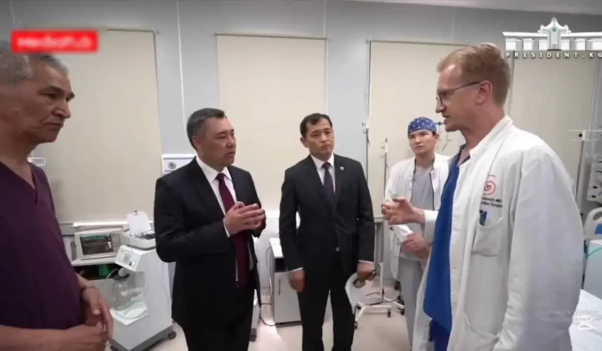 «Мәселені шешпейінше, кабинетіңе бармайсың»: 3 баланың өлімін естіген Садыр Жапаров ауруханаға жетіп келіп, министрді қатты сынады