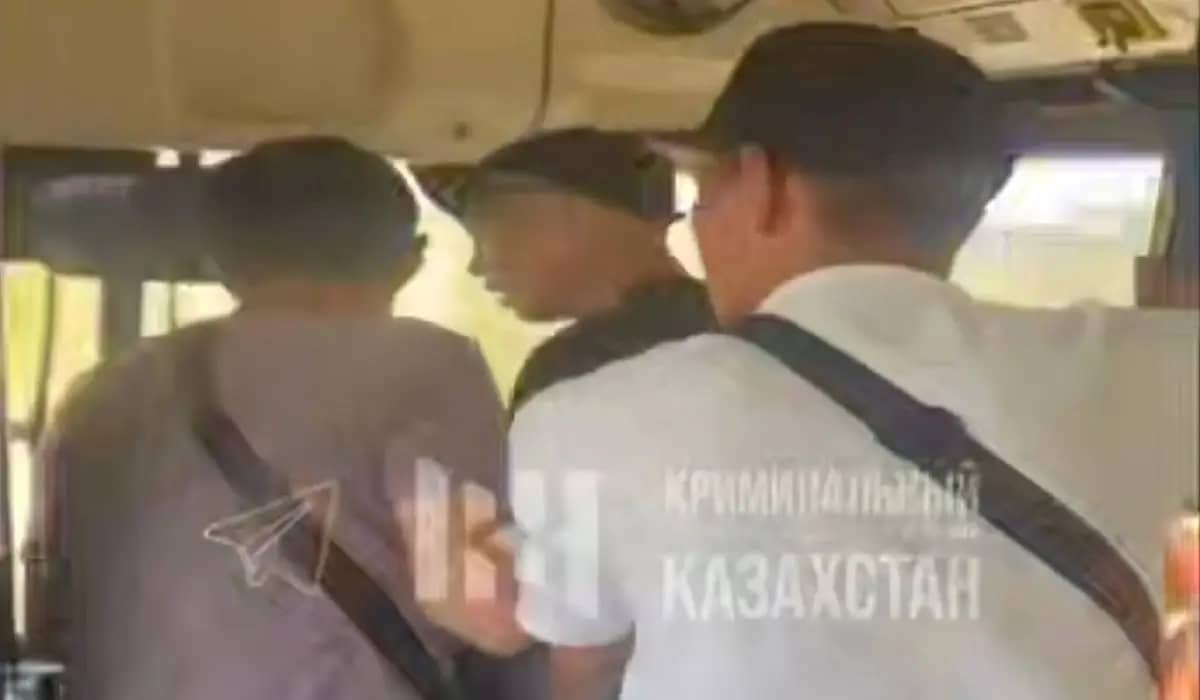Семейде ер адам рульде отырған автобус жүргізушісін ұрып жіберді (видео)