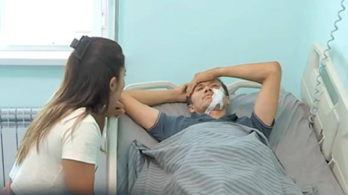 «Бетін тіліп, балғамен басын жарған»: Шымкентте жолақысын талап еткені үшін автобус жүргізушісі соққыға жығылды