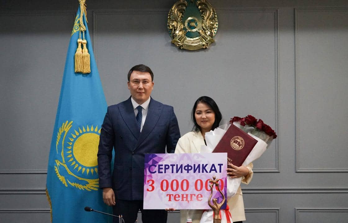 Жетісу облысының әкімі «Славян базарының» жеңімпазы Алмагүл Батталиеваға құрмет көрсетті