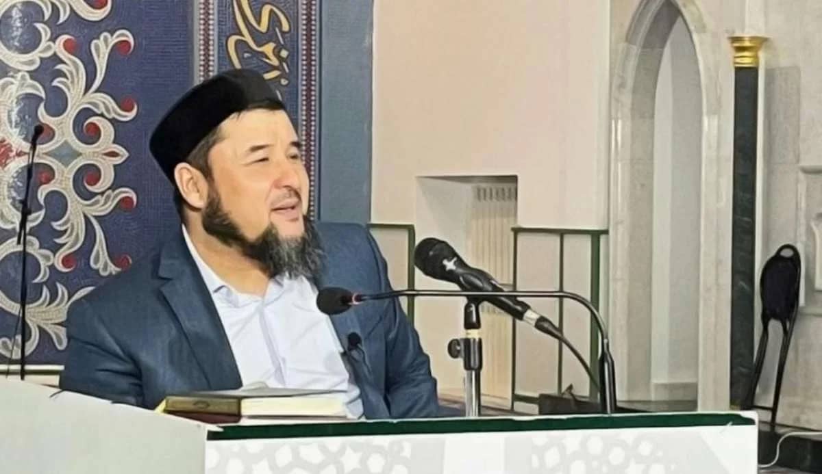 «Дін рұқсат етеді, пайғамбардың хадисі бар»: елге танымал тағы бір имам әйелдерді қамшымен ұру керектігін айтты (ВИДЕО)