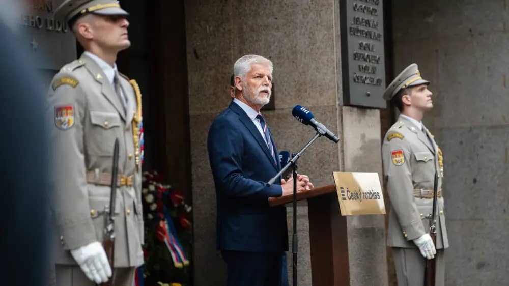 Чехия президенті: «Әуе кеңістігін бұзған ұшақты атып түсіруге болады»