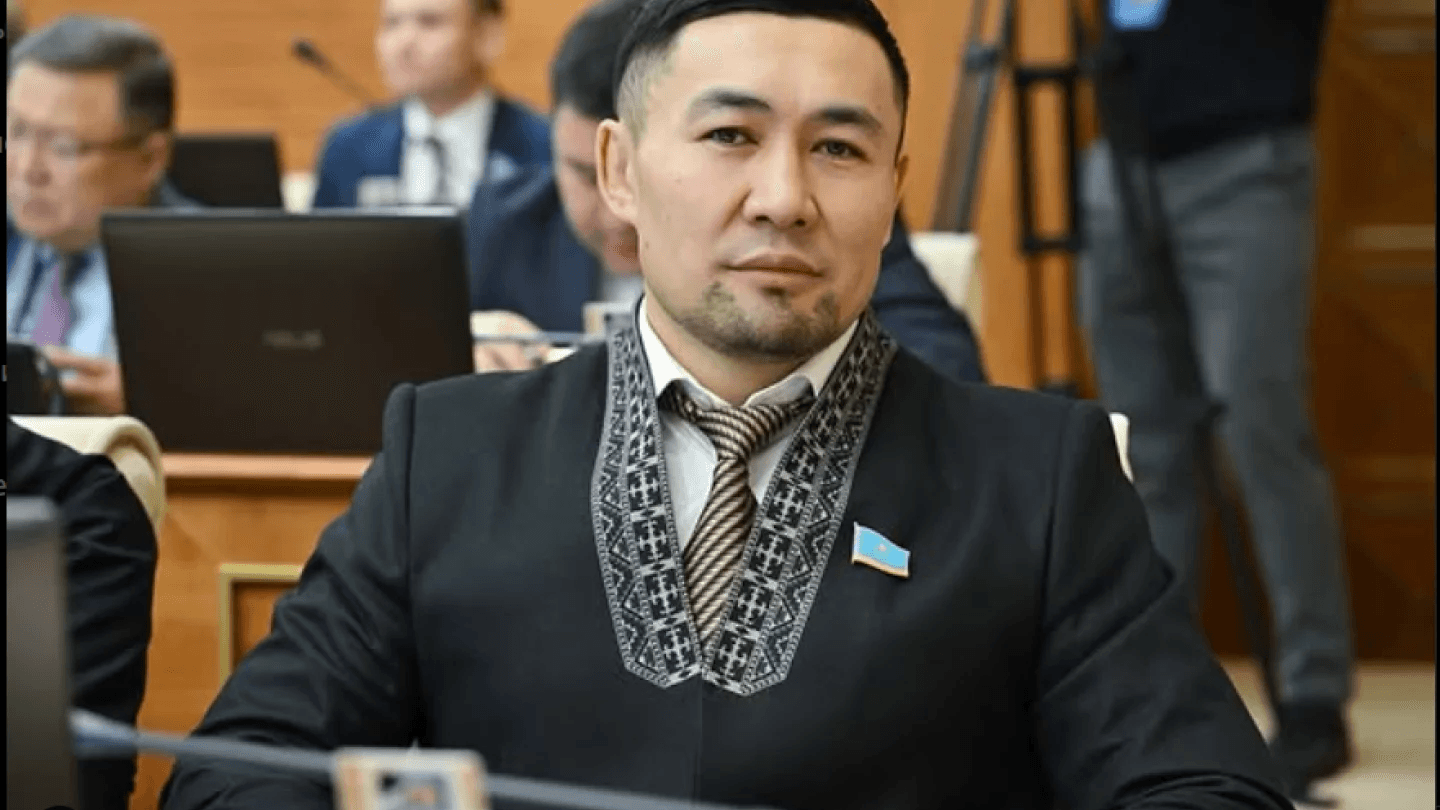 «Чекспірдің кітабында Төле би мен Қазыбек бидің оқиғасы бар екен»: Депутат Ардақ Назаровтың әңгімесі тағы да жұртты күлкіге қарық қылды
