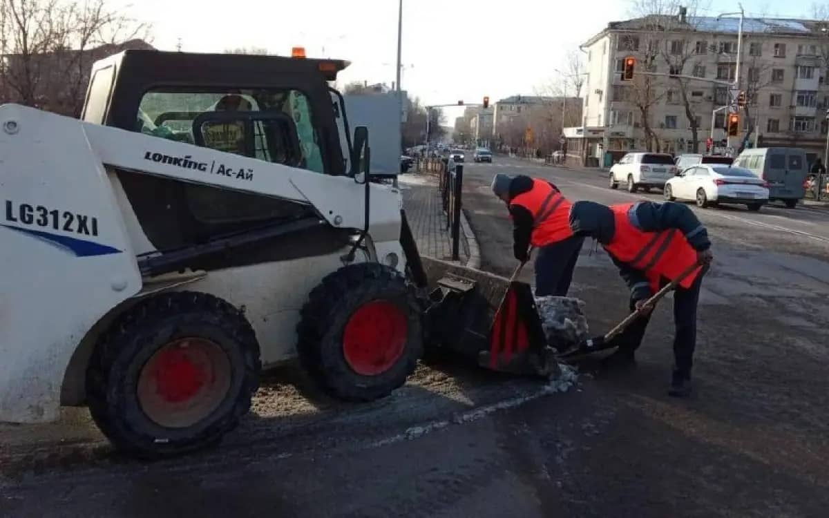 811 техника: Астанада қар күреуге 2 800-ден астам жұмысшы тартылды