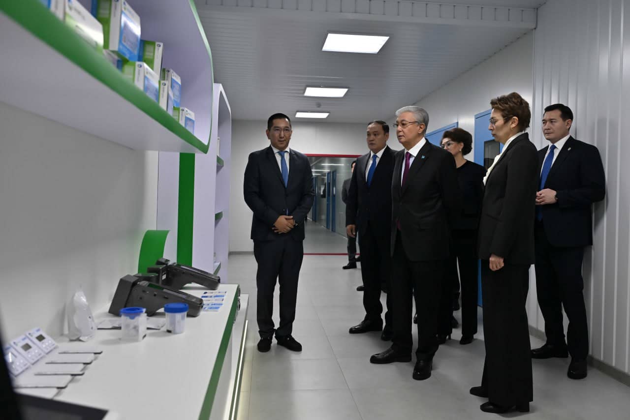 Тоқаев Жамбылдағы фармацевтикалық зауыттарды аралап, отандық өндірістің маңызын атап өтті