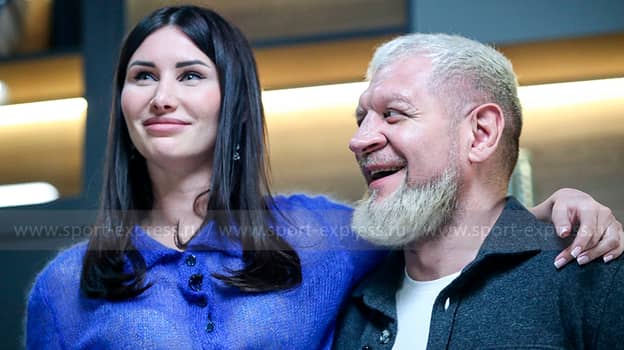 «Махаббат болмаса бірге тұрудың қажеті жоқ»: атақты Александр Емелья́ненконың әйелімен ажырасуы ресейліктердің талқысына түсті